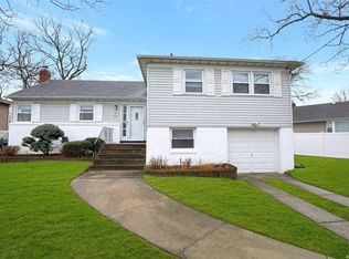 25 Renee Pl, Massapequa Park, NY 11762