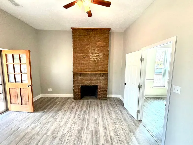 531 E Chestnut St — Photo 2