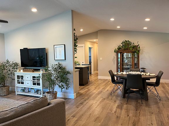 Family, Dining & Kitchen