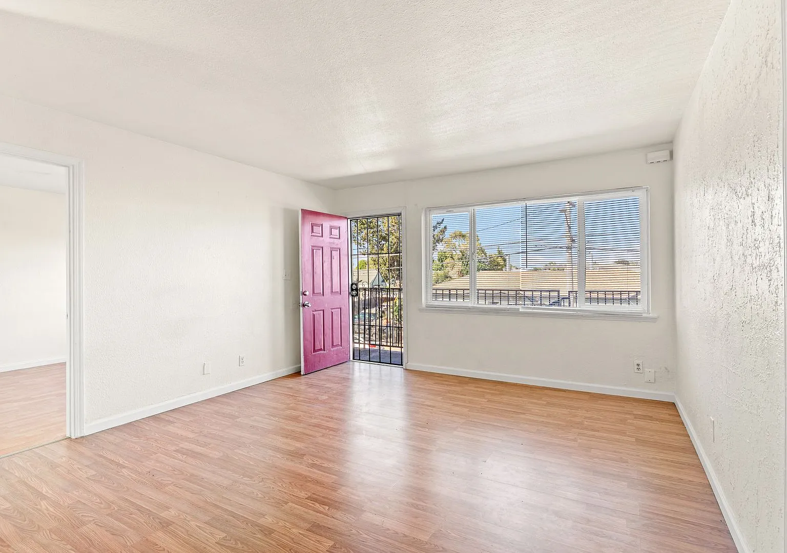 Spacious 4-Bed Oakland Unit w/ In-Unit Laundry & Gated Parking — Photo 2