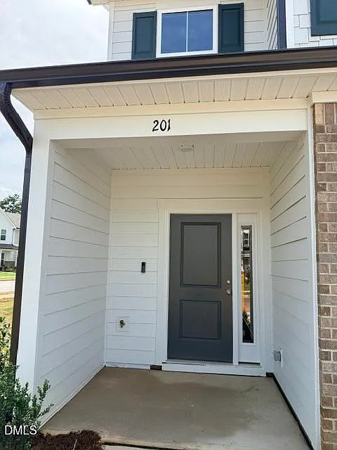 3 bed, 2.5 bath, 1861 sqft, $2,095 — Photo 2