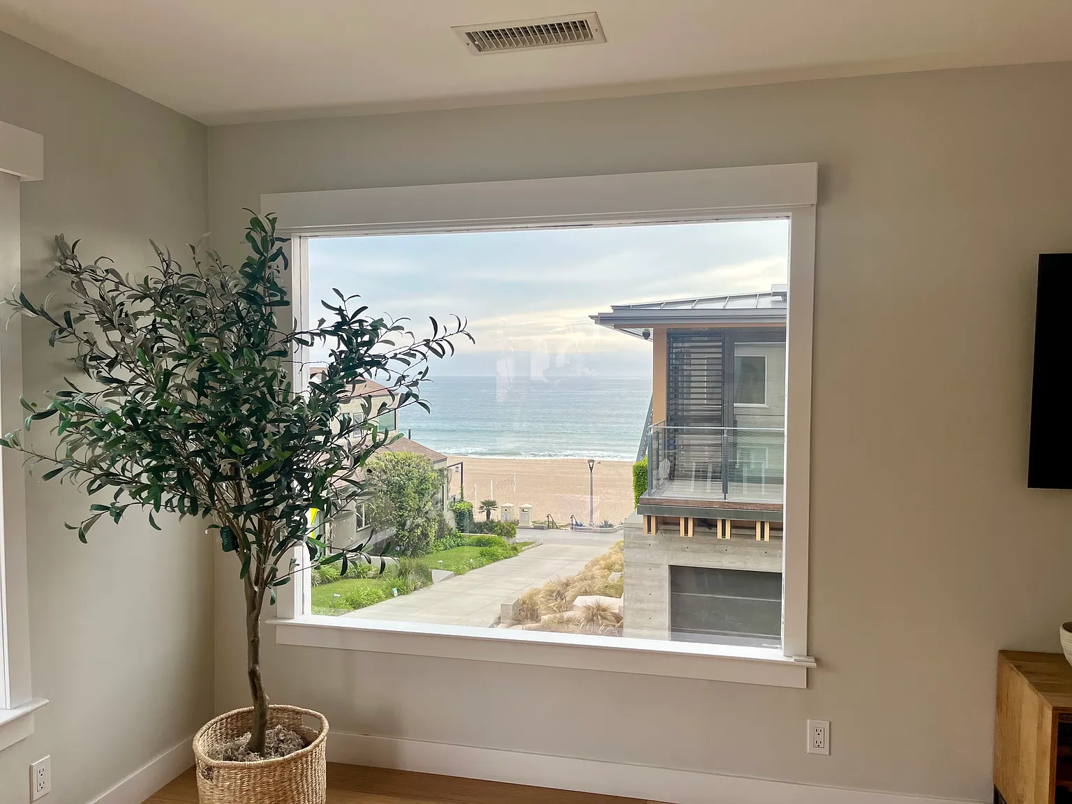 3 bed, 2100 sqft, $16,500 — Photo 3