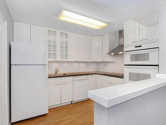2nd image of 9474 Redmond Woodinville Rd NE APT A204