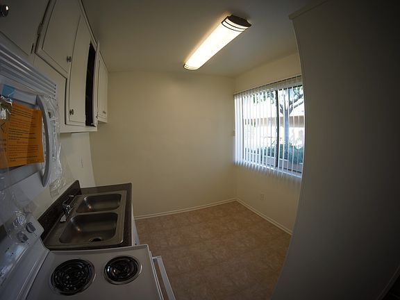 3rd image of 5541 Newcastle Ave