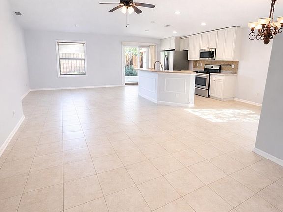 3rd image of 828 Greenleaf Circle