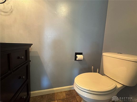 5th image of 103 Cooper Pl W