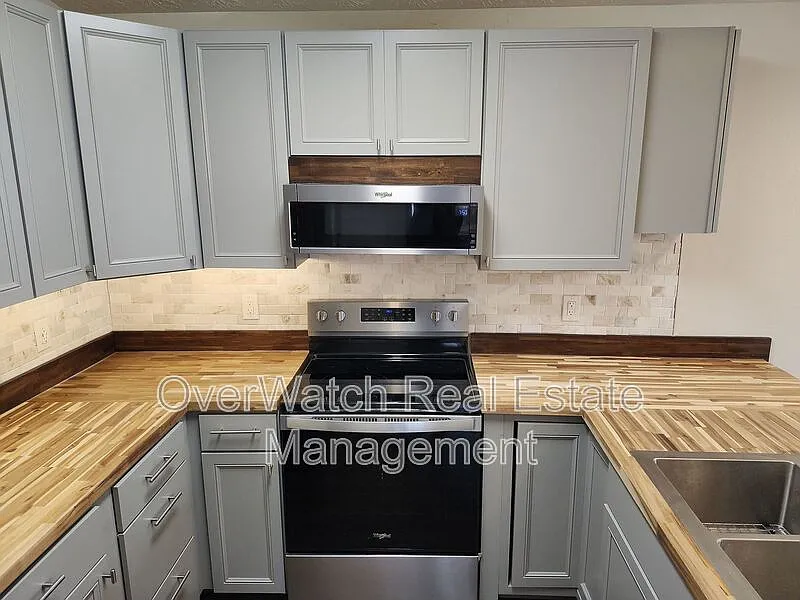 3 bed, 2.0 bath, 1584 sqft, $3,200 — Photo 2
