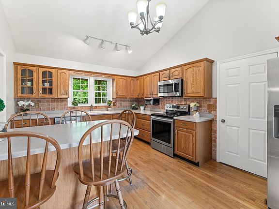 4th image of 7117 Westmoreland Dr