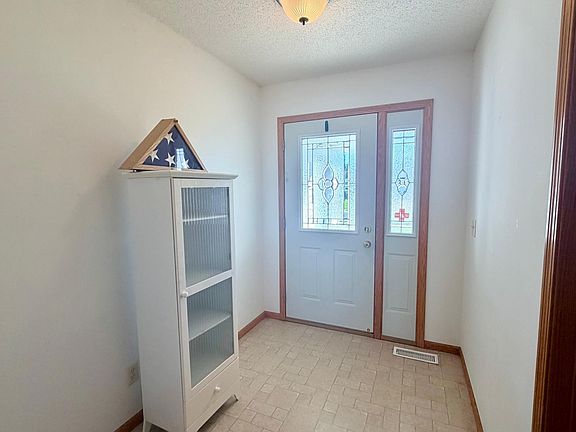 5th image of 413 Circle View Dr