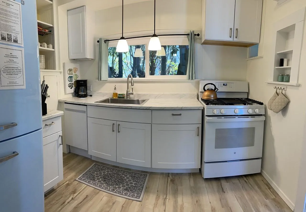 312 W Victoria St — Photo 1