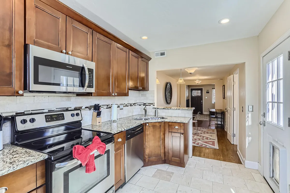 Building Photo - 3212 W 31st Ave