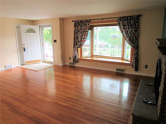 4th image of 204 Kansas Dr