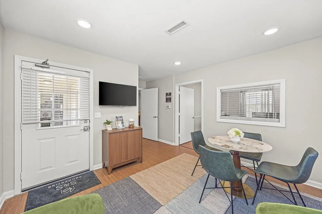 Onsite Leasing Office - 2045 Highway 41 S