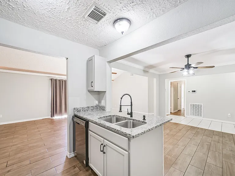 22203 Fincastle Dr — Photo 12