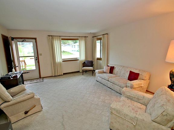 3rd image of 1328 Balsam Pl