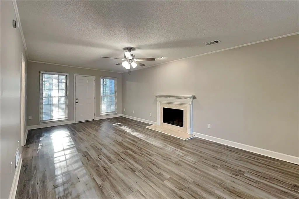 3 bed, 2.5 bath, 1936 sqft, $2,245 — Photo 3
