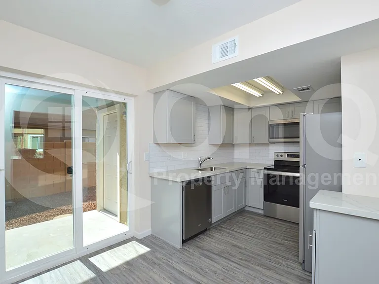 1418 E Knoll Cir #2 — Photo 4