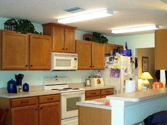 Bright cheery kitchen