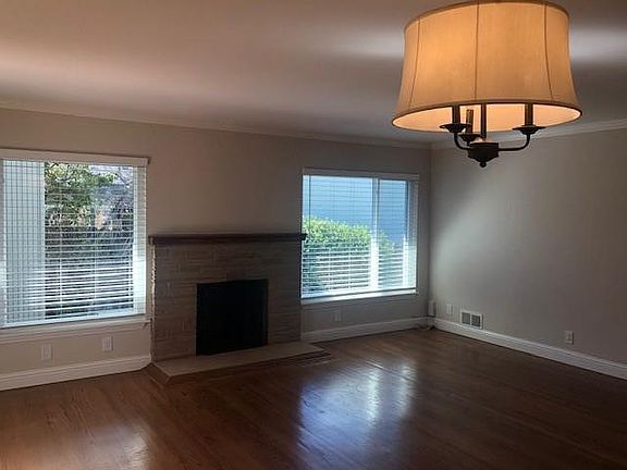 3rd image of 1600 Parkview Dr