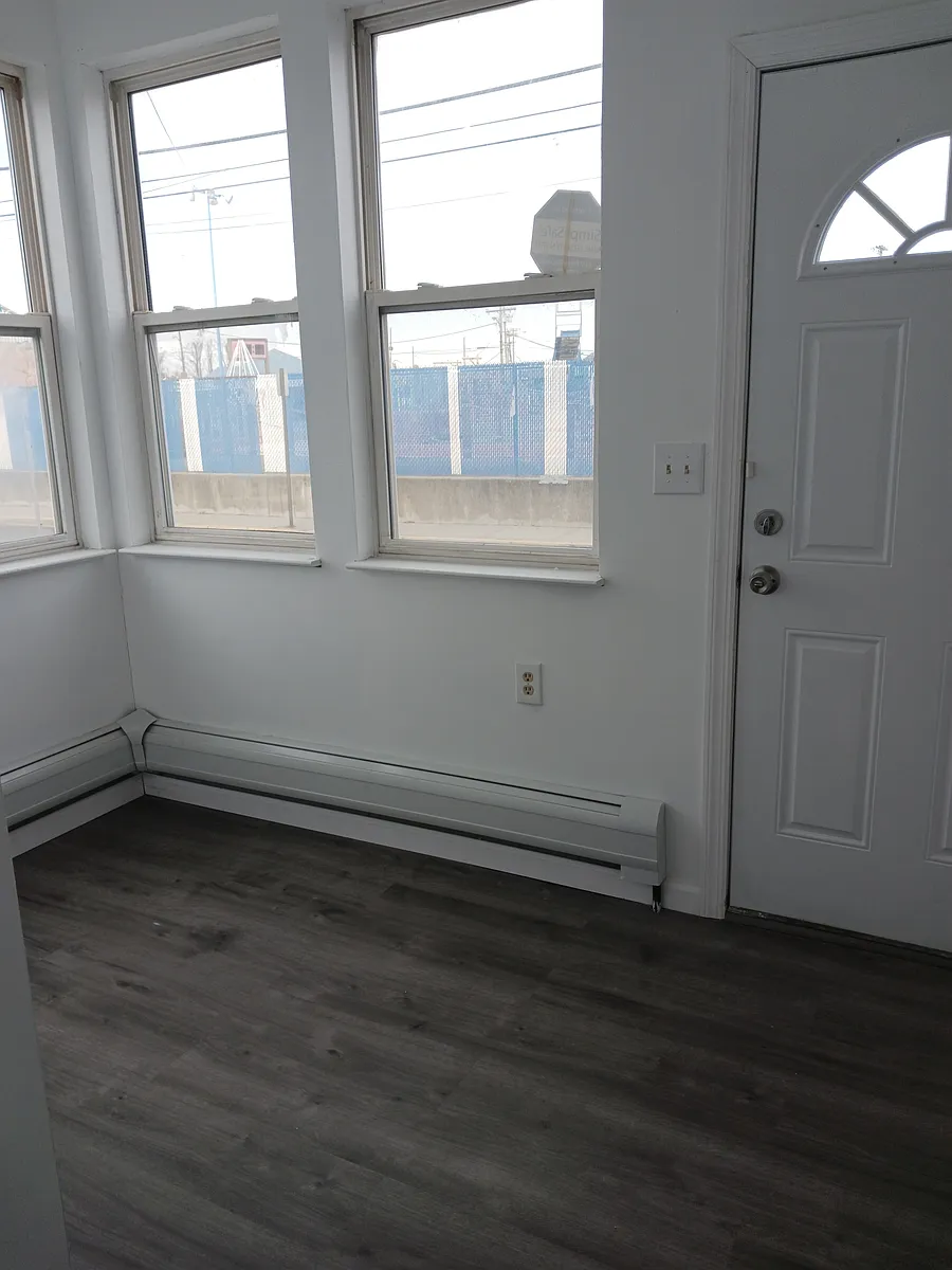 FOYER/ - 32 Bay Ave #4