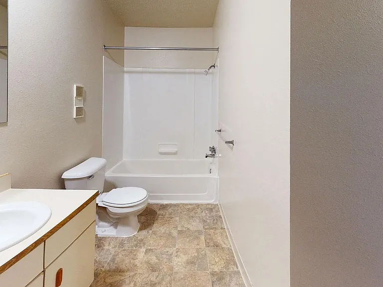 West Wind Apartments — Photo 27