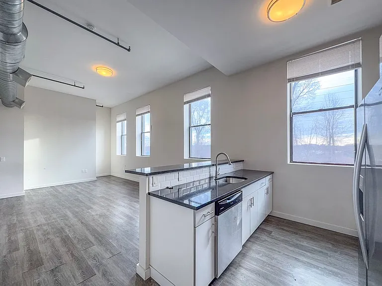 1435 State St — Photo 11