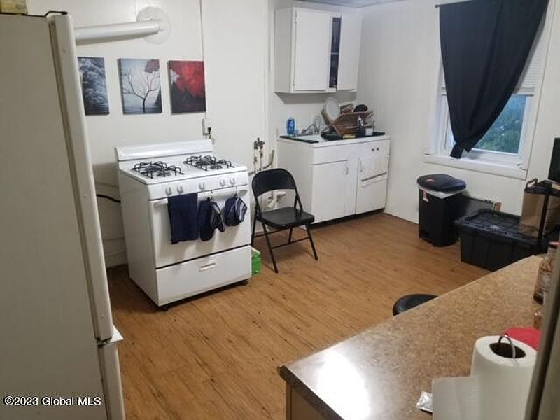 4th image of 533 Broadway