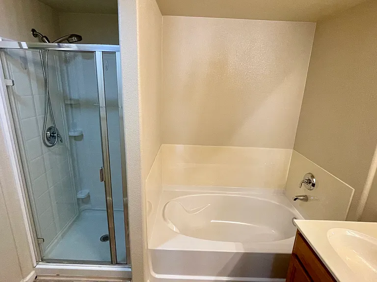 1012 Vessona Cir — Photo 17