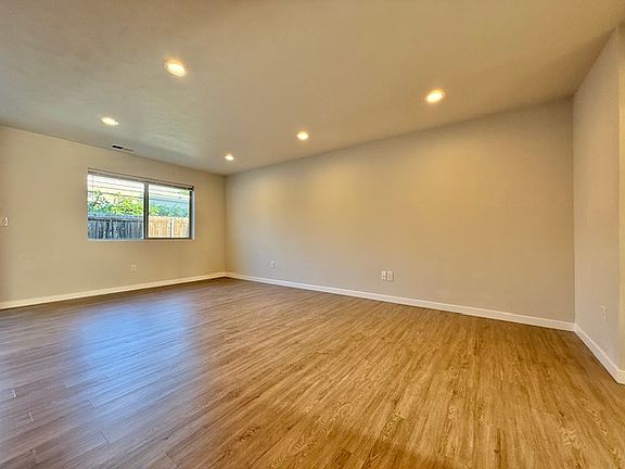 2nd image of 617 S Chronicle Ln