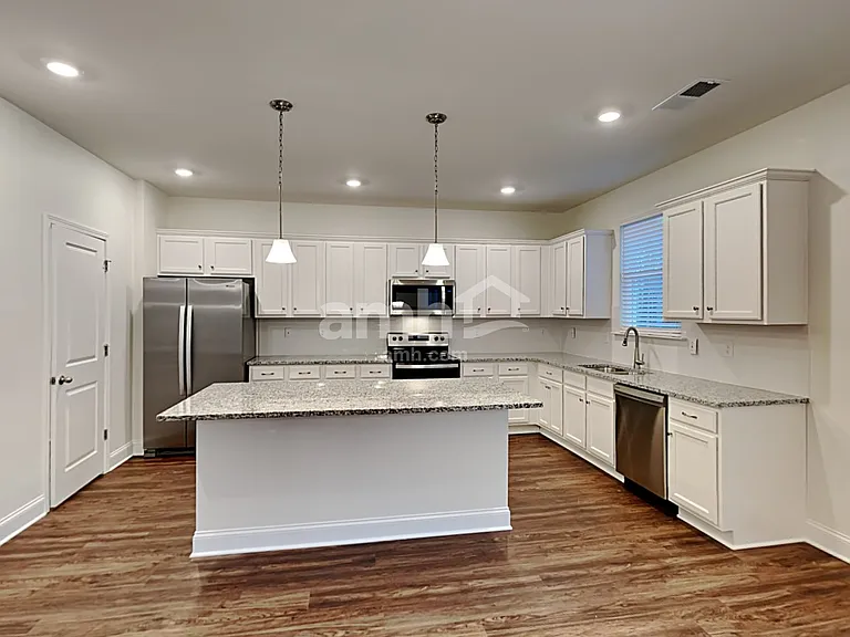 1410 Ashlyn Ct — Photo 3