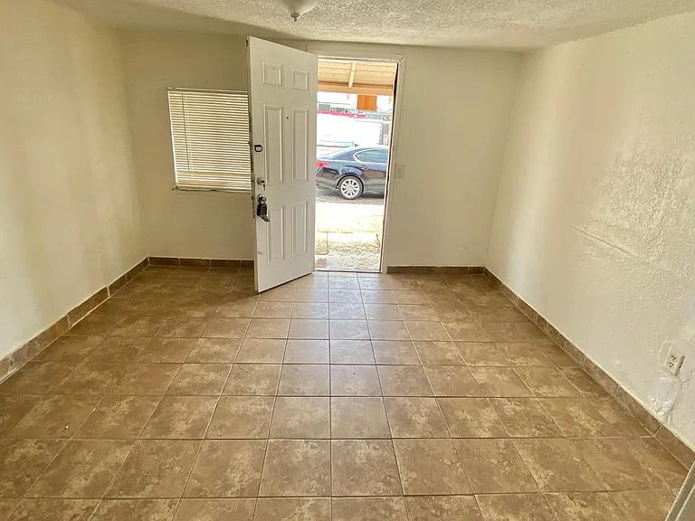 424 E Kern Ave — Photo 3