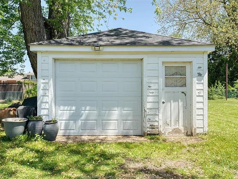 4062 Roseland Dr E — Photo 36