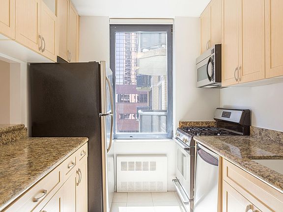 4th image of 235 W 48th St APT 15R