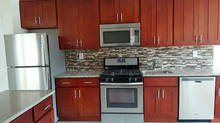 Rented by Bouklis Group | media 23