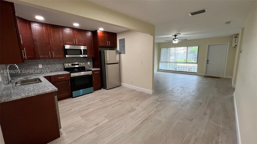 2561 NE 10th Ct #2561, photo 3