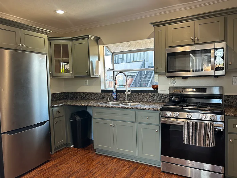 1915 W Vernon Ave — Photo 1