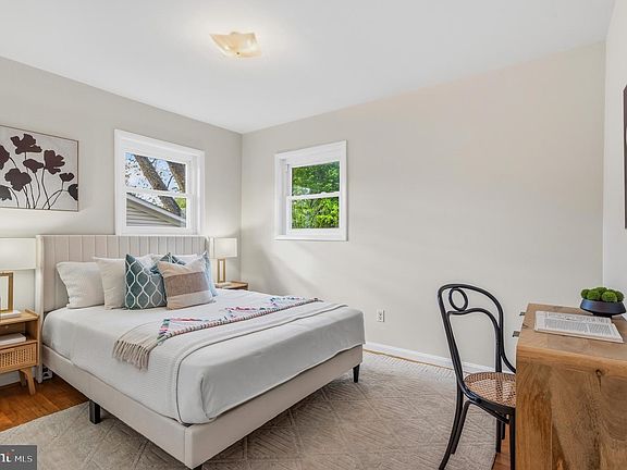 4th image of 304 Rollins St