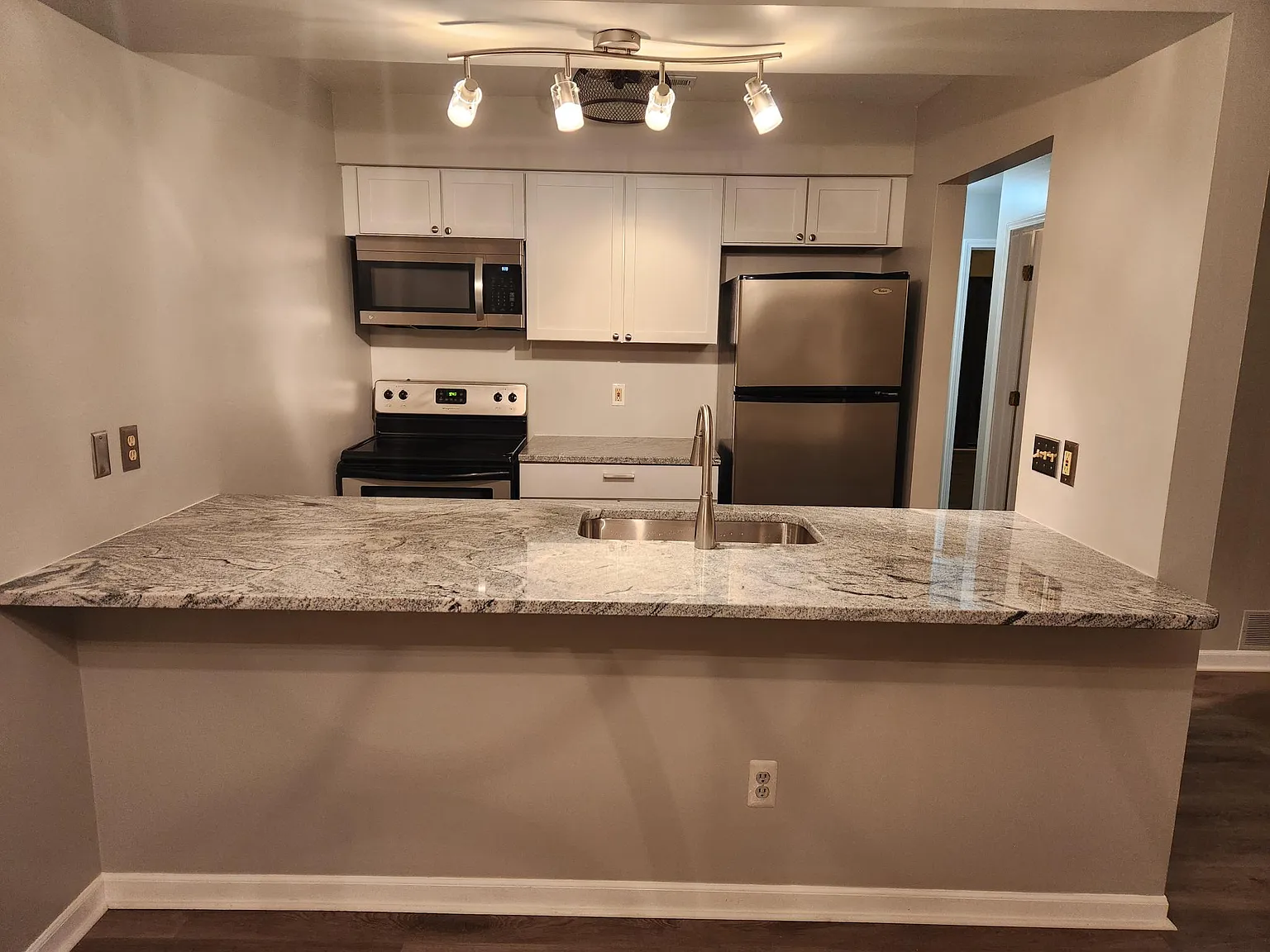 2 bed, 900 sqft, $1,550 — Photo 2