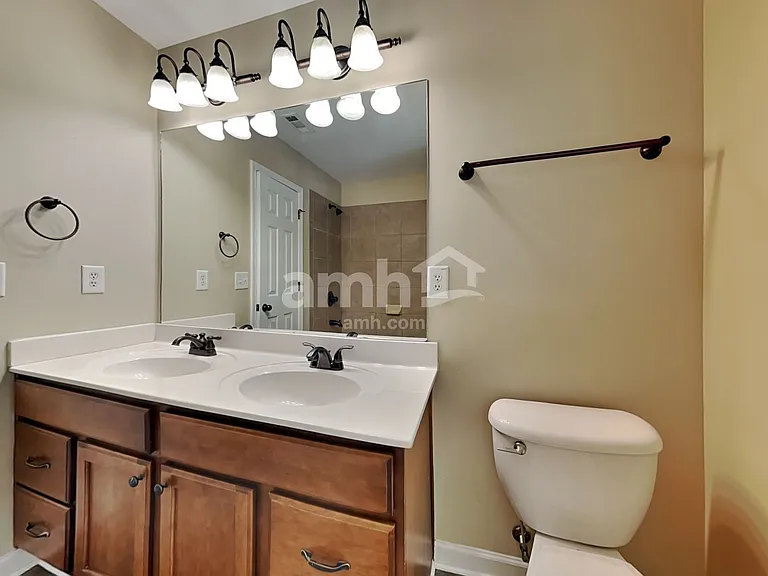 556 Crestmont Ln — Photo 18