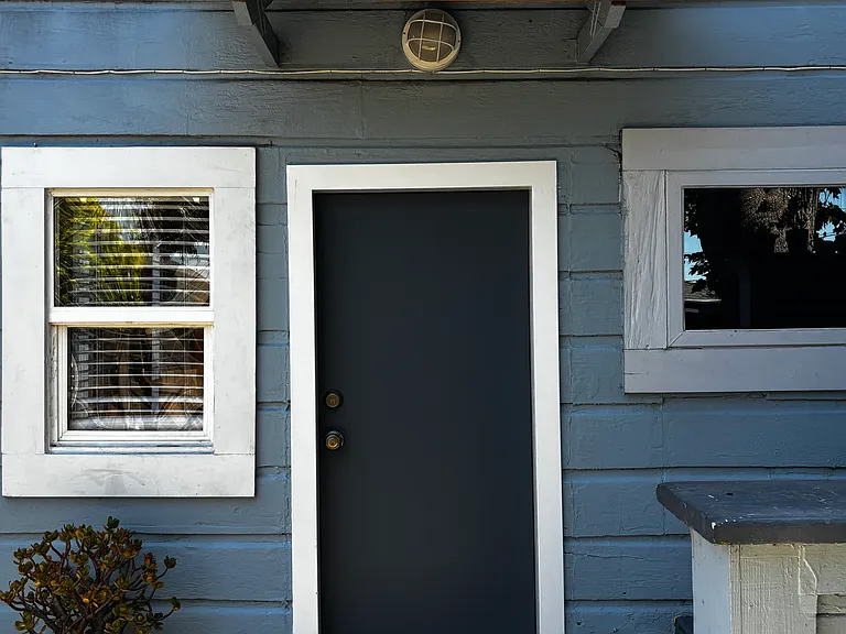 Entrance to lower unit