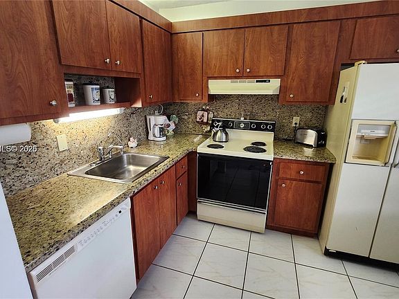 2nd image of 2821 Somerset Dr APT 400
