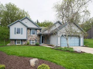1020 Chelsea Cir, Hartland, WI 53029