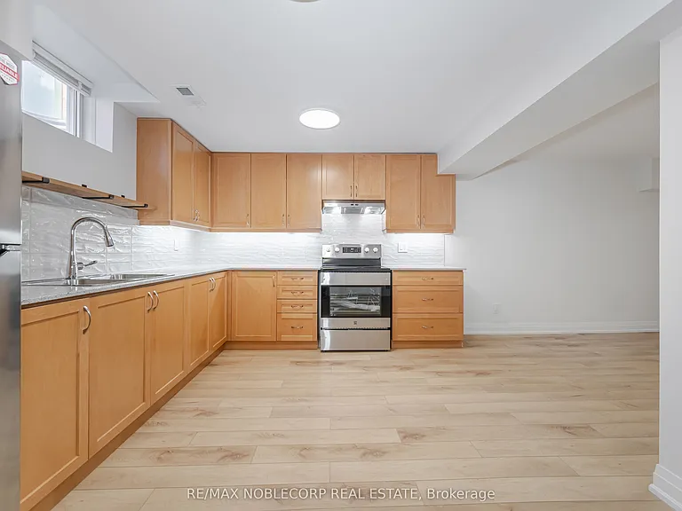 131 Dunstan Cres #LOWER — Photo 15