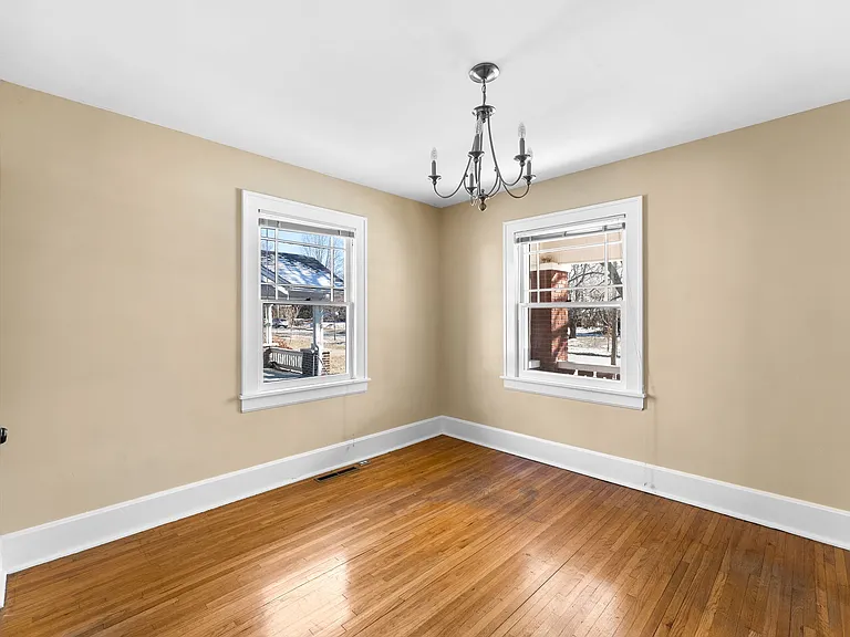 523 E Delmar St — Photo 14
