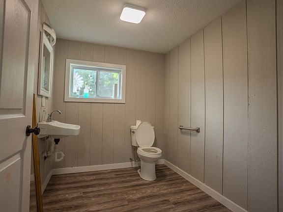 5th image of 1422 Mineral Springs Rd