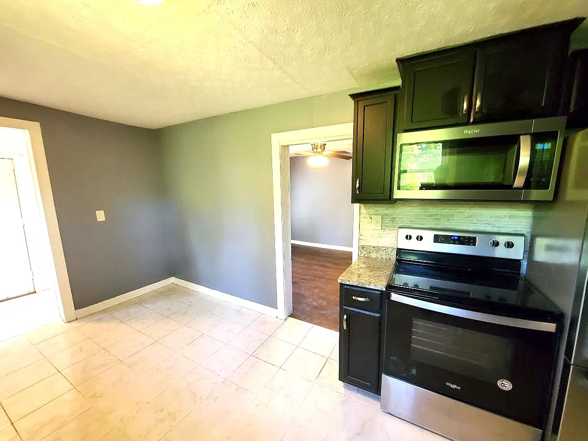 5 bed, 1816 sqft, $1,895 — Photo 3