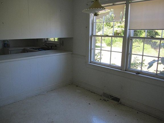 3rd image of 218 Leon Dr
