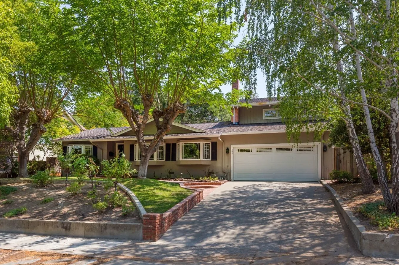 4 bed, 2700 sqft, $11,000 — Photo 2