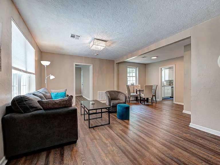 2801 Croydon Ct — Photo 4
