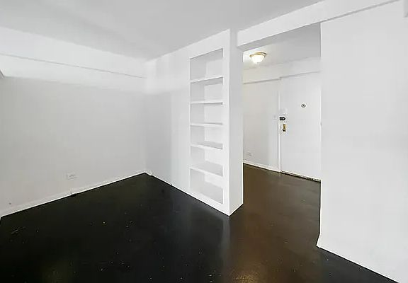 3rd image of 140 E 56th St APT 11G